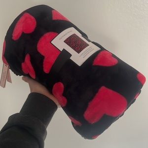 💕Victoria’s Secret cozy plush blanket with Sherpa lining pink hearts on black💕